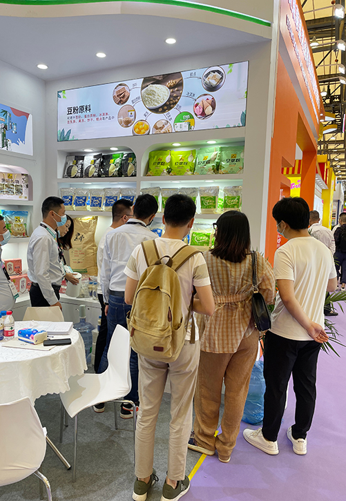 黑牛食品首次亮相上?！爸惺痴埂?新品豆奶飲料備受關(guān)注
